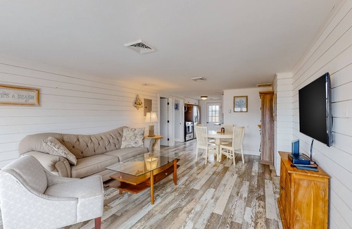 West Dennis House | Updated duplex with gas grill and central AC - close to beach