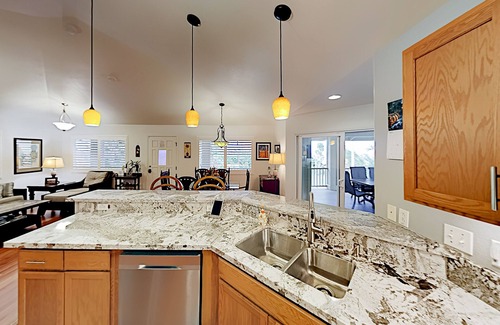 Honokaa House | Updated Family Home w/Lanai, private washer & dryer, WiFi, enclosed yard
