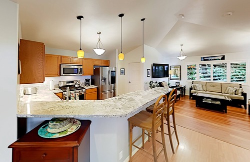 Honokaa House | Updated Family Home w/Lanai, private washer & dryer, WiFi, enclosed yard