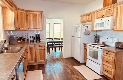Albany House | Updated Farmhouse with lots of outdoor space and beautiful views!