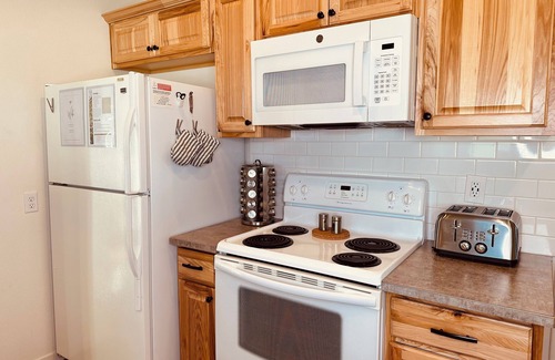 Albany House | Updated Farmhouse with lots of outdoor space and beautiful views!