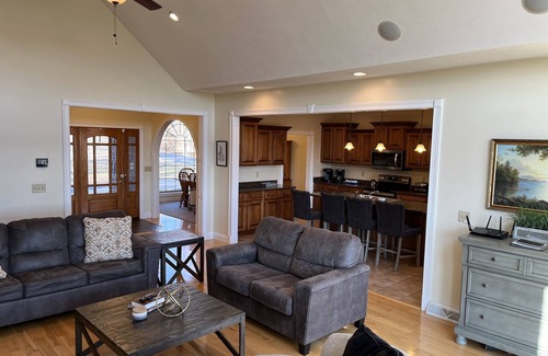 Albany House | Updated Game Room with Arcade Style Games, 7 BR, 2 Kitchens, sleeps up to 25!