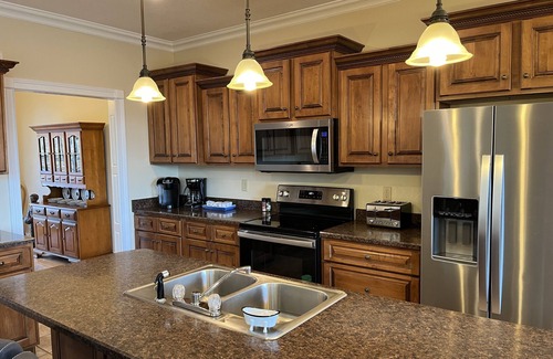 Albany House | Updated Game Room with Arcade Style Games, 7 BR, 2 Kitchens, sleeps up to 25!