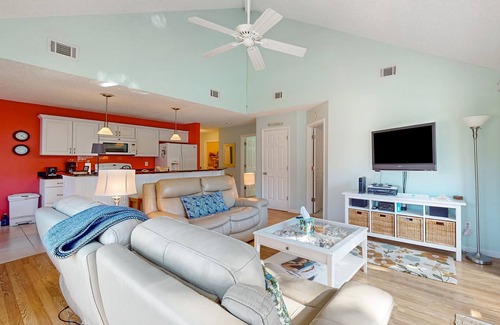 Sea Trail Condo | Updated golf resort condo near beach with pool, tennis/pickleball & private deck