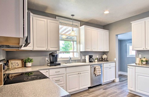 Great Falls House | Updated Great Falls Home w/ Fire Pit, Deck & Yard!