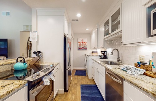 Sea Pines Condo | Updated Harbour Town Hideaway with Pool & Balcony | Walk to Shops & Golf