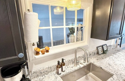 Gold Hill Cottage | Updated historical cottage steps from the Rogue River, bars and restaurants!