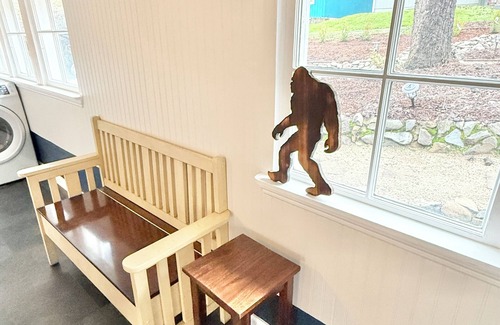 Gold Hill Cottage | Updated historical cottage steps from the Rogue River, bars and restaurants!