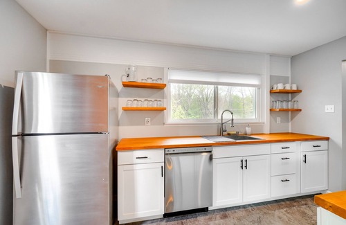 Oak Ridge House | Updated Home: Central Oak Ridge Location