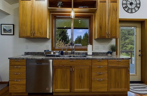 Mendenhall Valley House | Updated Home Near Mendenhall Glacier w/Large Deck