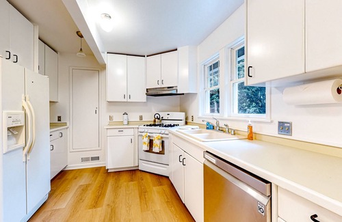 Fort Bragg House | Updated home on an acre of forest with hot tub and deck - near the beach