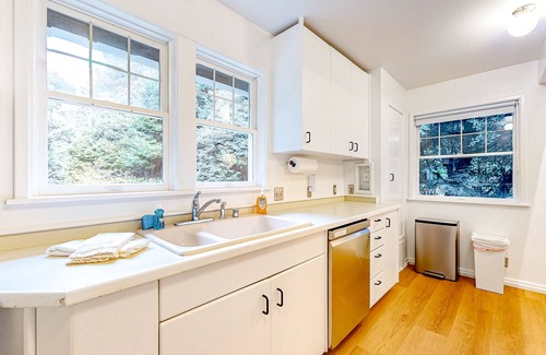 Fort Bragg House | Updated home on an acre of forest with hot tub and deck - near the beach