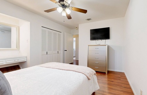 Vance Jackson House | Updated home with a large enclosed yard, al fresco dining, bright interior, & AC