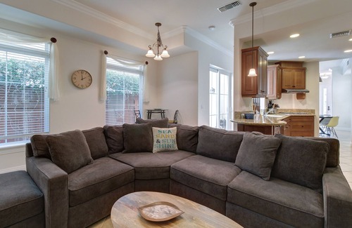 Townsite House | Updated home with balconies & rooftop deck - 2 blocks to beach