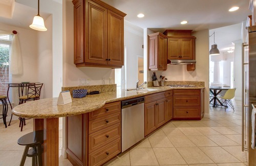 Townsite House | Updated home with balconies & rooftop deck - 2 blocks to beach