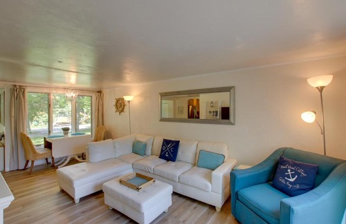 Sister Bay House | Updated Home with Deck 2 Mi to Sister Bay Beach!
