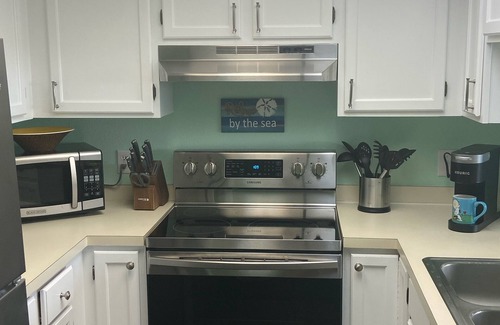 Surf City Condo | Updated in 25! 1 minute walk to Beach & Pool! 1 Bedroom + Bunk Beds. 10.0 Rated!