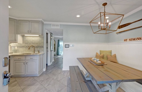 Saint Simons Island Condo | Updated island getaway - 5 minutes to the beach!