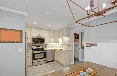 Saint Simons Island Condo | Updated island getaway - 5 minutes to the beach!