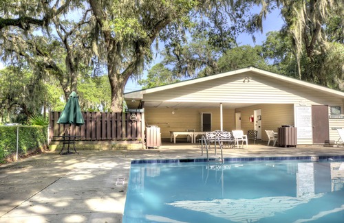 Saint Simons Island Condo | Updated island getaway - 5 minutes to the beach!