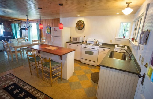 Nobleboro Cottage | Updated lake cottage right on Damariscotta Lake.