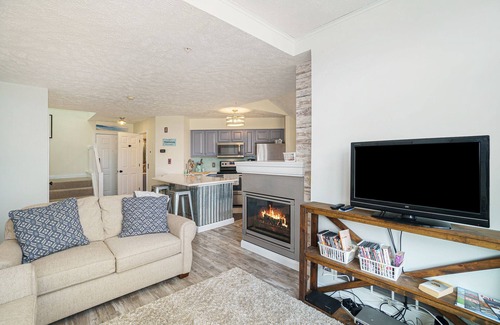 Manistee Condo | Updated, LK MI View - Pet Friendly!