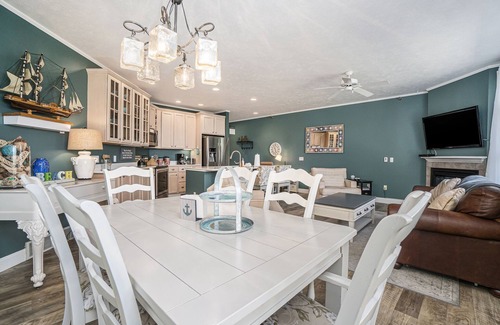 Manistee Condo | Updated Main Floor Condo at Pool and Beach