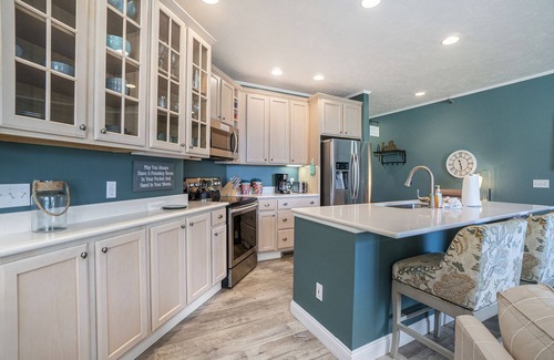 Manistee Condo | Updated Main Floor Condo at Pool and Beach