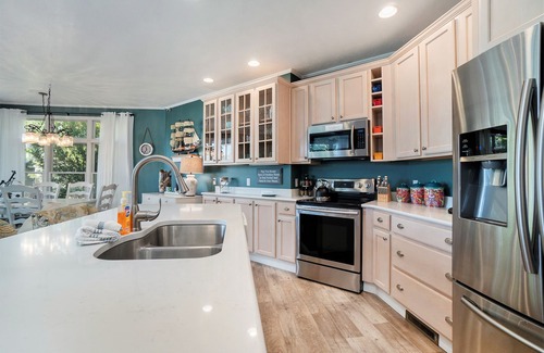 Manistee Condo | Updated Main Floor Condo at Pool and Beach
