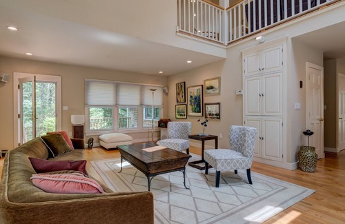 Vineyard Haven Cottage | Updated Martha's Vineyard home with jetted tub, fireplace - close to ferry terminal