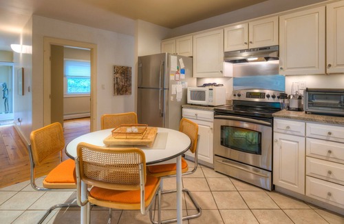 Vineyard Haven Cottage | Updated Martha's Vineyard home with jetted tub, fireplace - close to ferry terminal