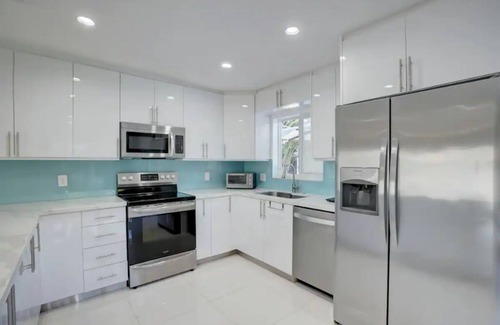 Oakland Park House | Updated Mid Century 3 Bedroom Salt Wtr Pool Outdoor Shower