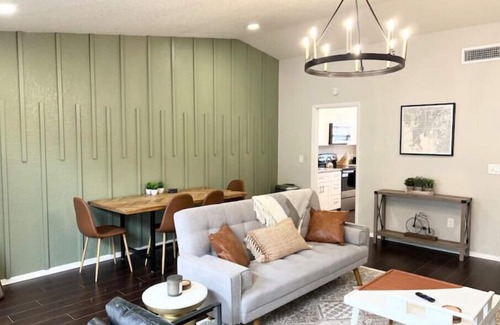 Temple Terrace House | Updated Mid Century Villa! Close to Busch Gardensn
