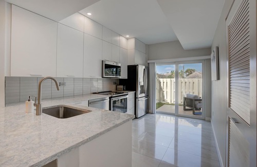Bella Vista Condo | Updated modern 1st floor condo on Carlin Park and close walk to the ocean