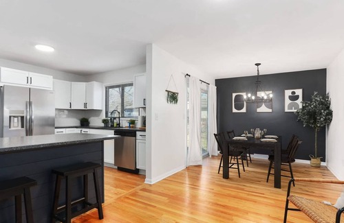 Nall Hills House | Updated Modern 4 Bedroom |King Bed |Close to shops