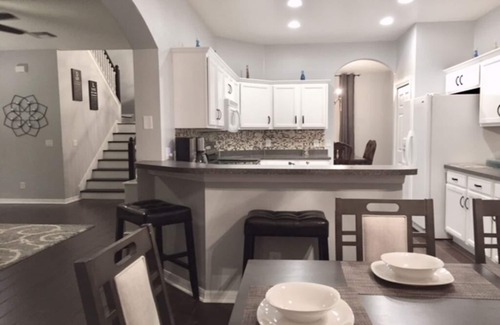 Calabay Parc Villa | UPDATED Modern 5 Bed 4.5 Bath~ South Facing Pool & Spa~15 Min to Disney