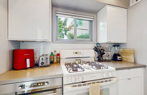 Old Las Palmas Apartment | Updated modern condo w/shared pool & mountain views - near downtown