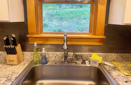 Townshend House | Updated, Modern, Rustic, but Chic 3-Bedroom house in Townshend with WiFi/Heat/AC