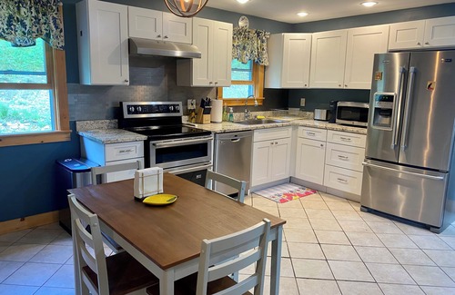 Townshend House | Updated, Modern, Rustic, but Chic 3-Bedroom house in Townshend with WiFi/Heat/AC
