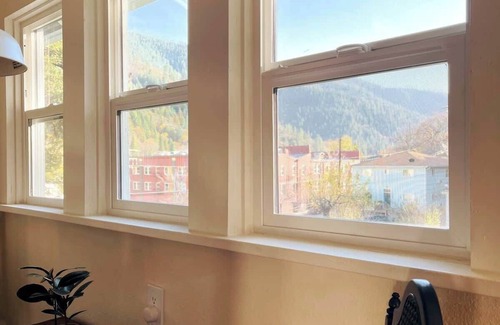 Dunsmuir Apartment | Updated Mountain Home Clawfoot Tub Near Waterfalls