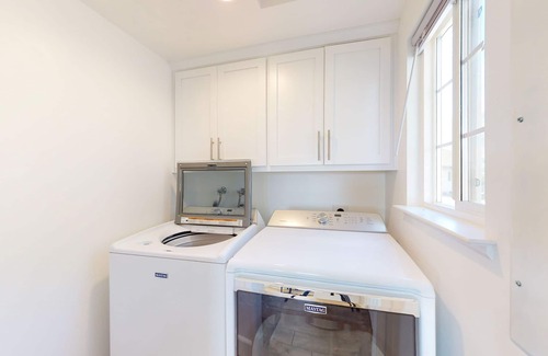 Ahwahnee House | Updated mountain-view home with covered porch, central AC, & electric fireplace