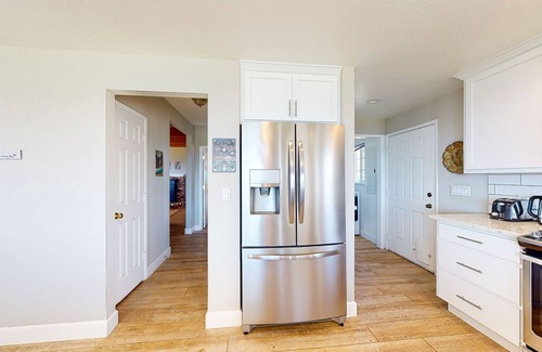 Ahwahnee House | Updated mountain-view home with covered porch, central AC, & electric fireplace