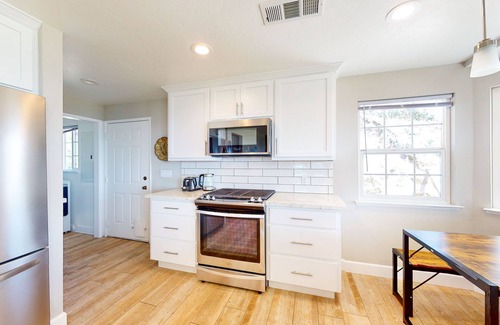Ahwahnee House | Updated mountain-view home with covered porch, central AC, & electric fireplace
