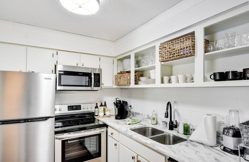 Demere Park Condo | Updated one bedroom condo in Ocean Walk w/washer and dryer!