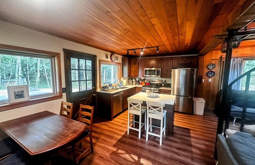 Greenwater Cabin | UPDATED-Peaceful Riverfront Cabin - Hot tub-Greenwater-Crystal Mtn. -Mt.Rainier