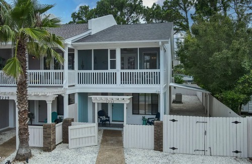 Lagoon Estates House | Updated pet-friendly townhome blocks from the beach!