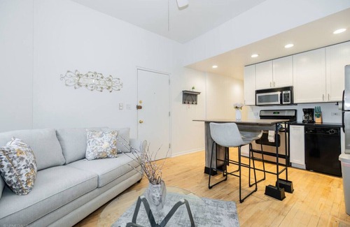 Park West Apartment | Updated, Prime Location, Parking Avail. - LP