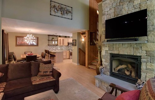 Lincoln Condo | Updated Rare 4 Bedroom Clearbrook Condo