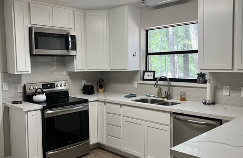 Brookeland House | Updated Rayburn Country Home with outdoor space and plenty of room to entertain.