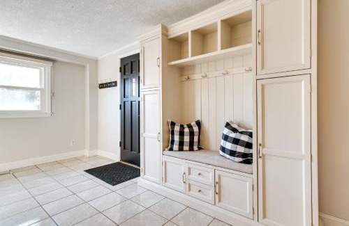Robinson Apartment | Updated Robinson Vacation Rental with Fireplace!